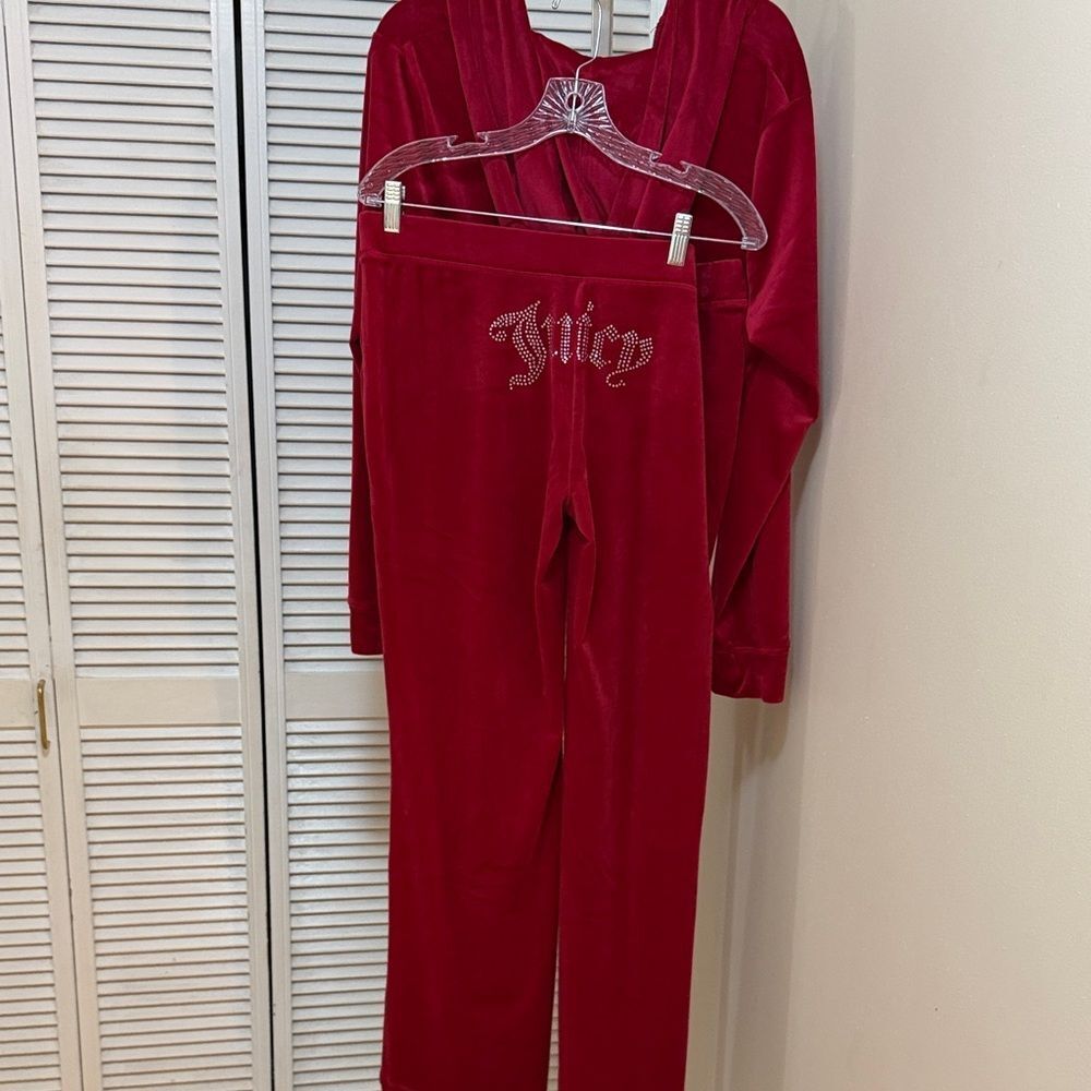 Juicy Couture Cherry Velour Set - Picture 6 of 7